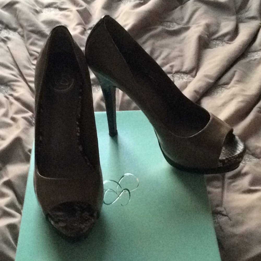 Heels - Picture 2 of 3